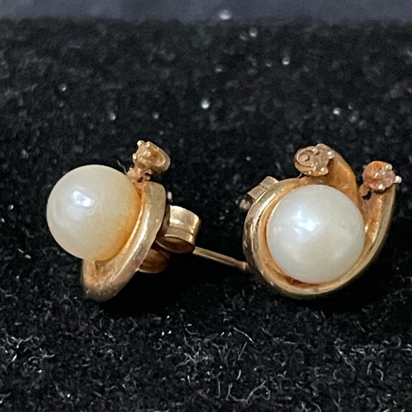 14K Yellow Gold Vintage Pearl & Diamonds Post Earrings with a swirl design - Picture 6 of 8